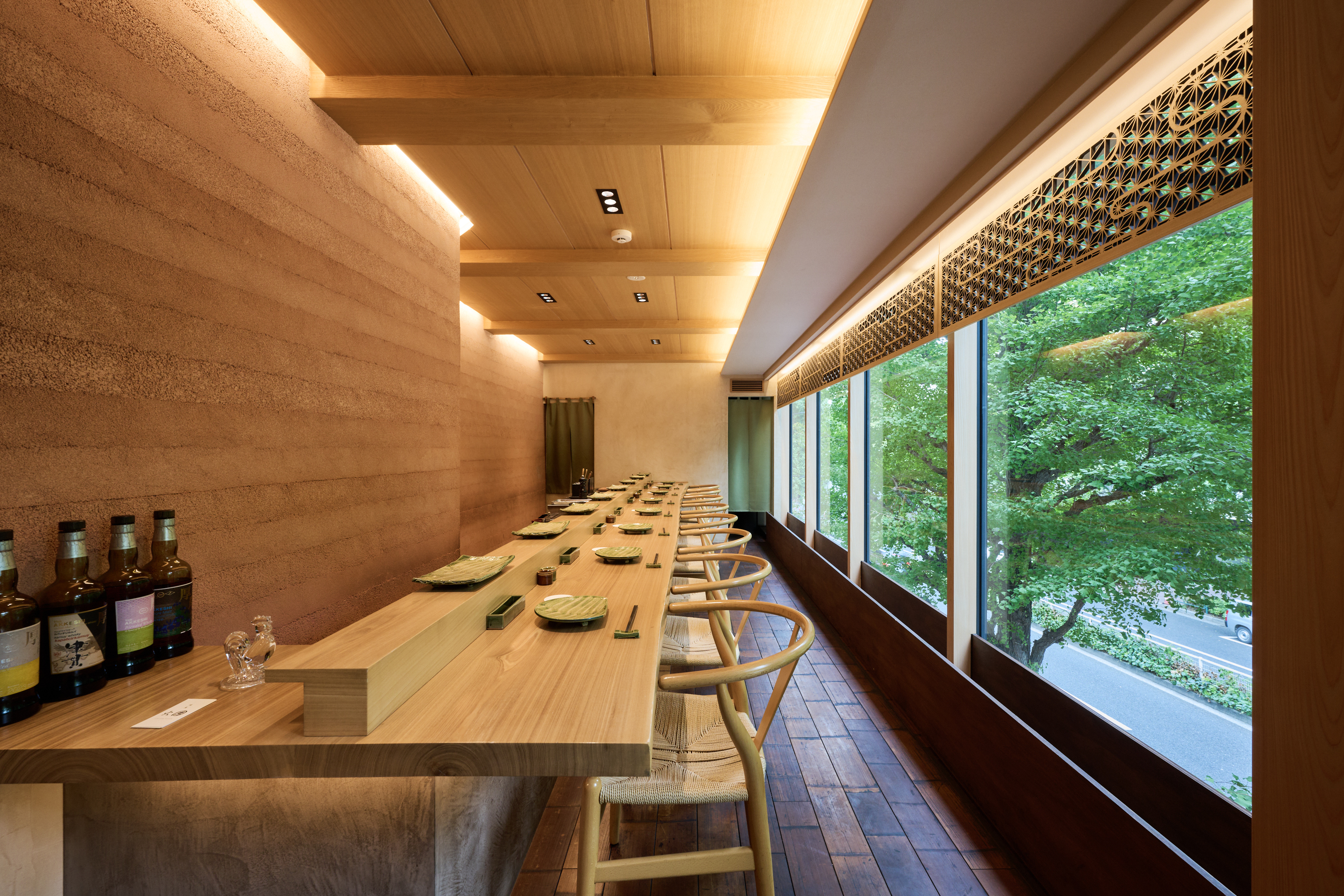 銀杏並木を望む、開放感あふれる上質空間